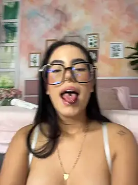 TopDollXXX élő XXX-chatje