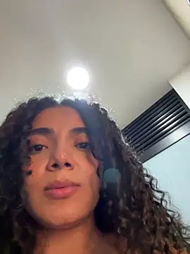 Curlyierr Chat XXX in diretta