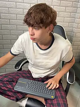 Nicola_hard Adlı Modelin Canlı XXX Sohbeti