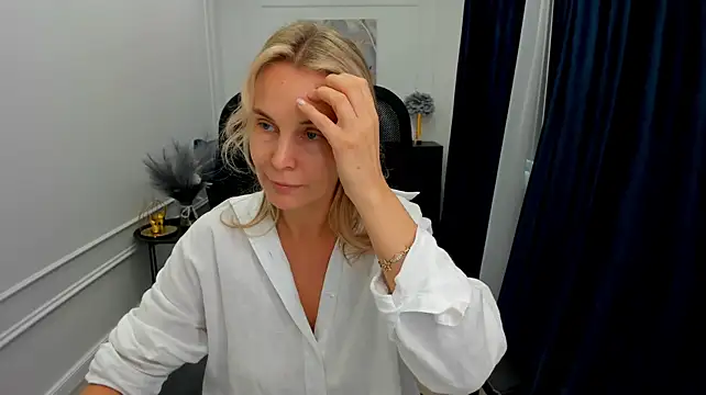 Sinty_Devis Adlı Modelin Canlı XXX Sohbeti