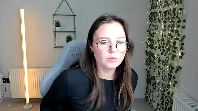 Regina_cute_ Adlı Modelin Canlı XXX Sohbeti