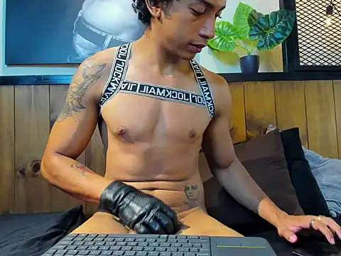 Онлайн чат XXX EnriqueBrookl