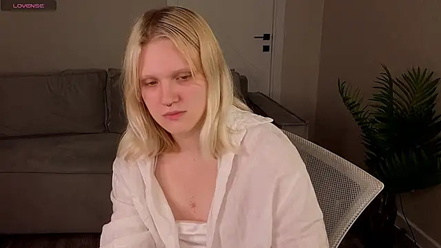 Lilly_Jhonass Adlı Modelin Canlı XXX Sohbeti