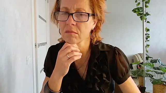 צ'אט XXX בשידור חי של LioraWeiss