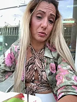 XXX chat uživo modela adya-aly