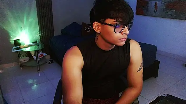 Mr_yisuzz élő XXX-chatje