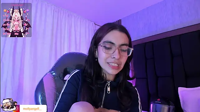 Molly_A Adlı Modelin Canlı XXX Sohbeti