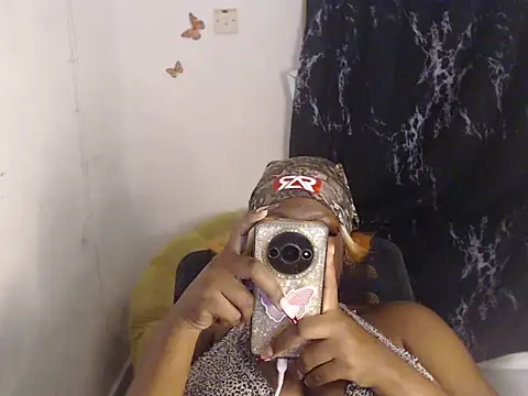 Eboni_hotboobs_ Adlı Modelin Canlı XXX Sohbeti