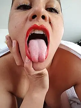 XXX chat uživo modela KittyHoleshot87