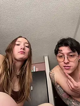 Chatroom XXX en direct de Valery_Salmons