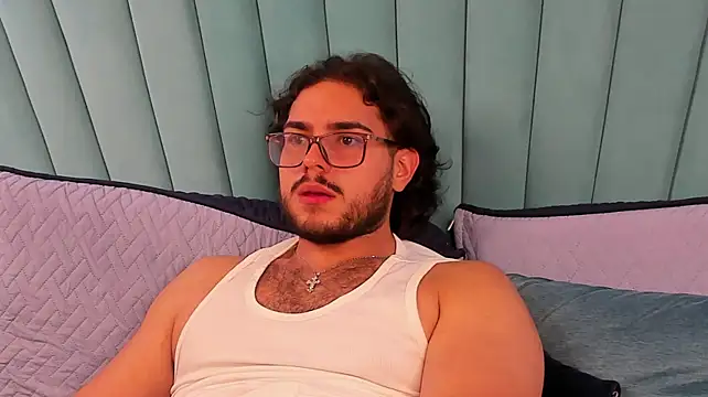 Enzo_bossJS' Live XXX Chat