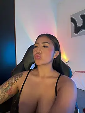 meganjames1 Adlı Modelin Canlı XXX Sohbeti