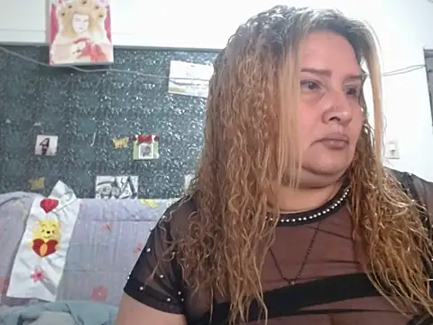 Perla1981-- Live XXX Chat
