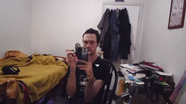 JohnnyMoves' Live XXX Chat