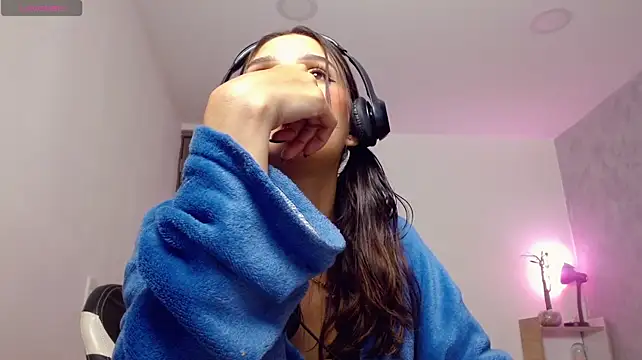 Roxxi_2110's Live XXX Chat