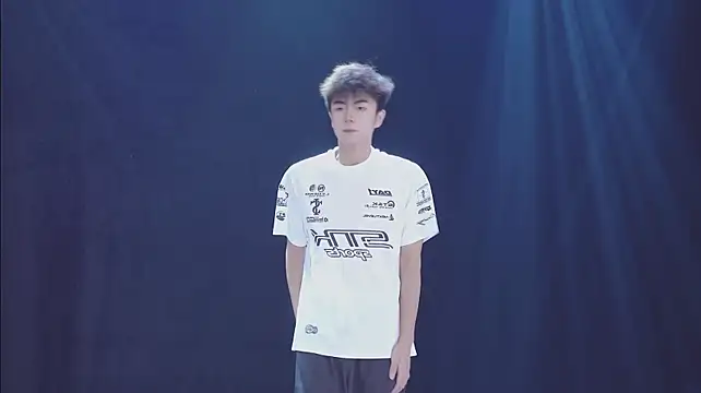 NCT-111 Adlı Modelin Canlı XXX Sohbeti