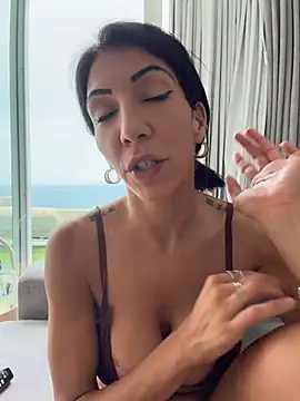 Chatroom XXX en direct de YasmineRiva