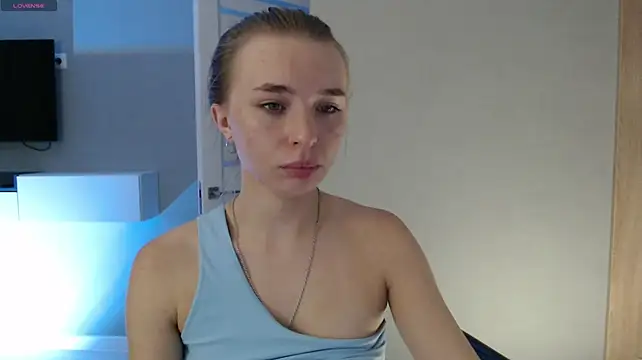 Emily_Hartt Adlı Modelin Canlı XXX Sohbeti