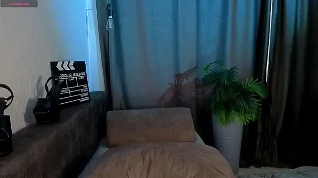 calithra's Live XXX Chat