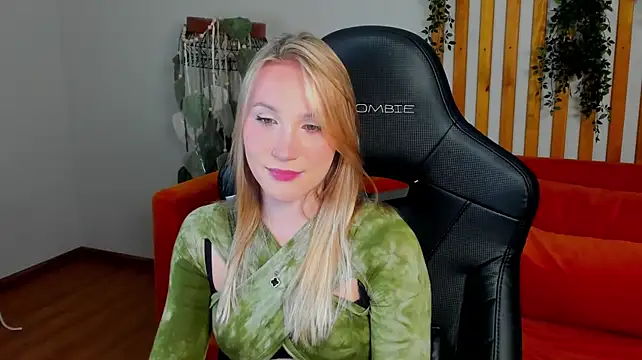 ElaraVoltage Adlı Modelin Canlı XXX Sohbeti