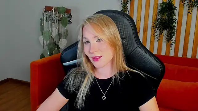 ElaraVoltage's Live XXX Chat