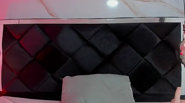 Chatroom XXX en direct de AngelaaCute_
