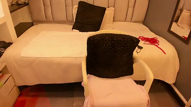 Chatroom XXX en direct de Barbara_fox__