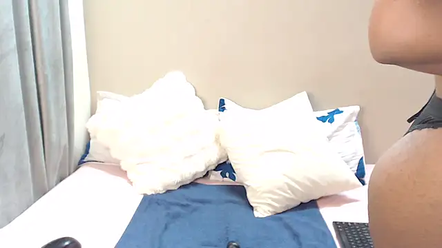 XXX chat uživo modela Tinnypussie