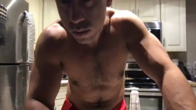BigGuyMuscle élő XXX-chatje