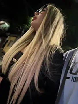 lindaandtony: διαδικτυακό σόου στην κάμερα