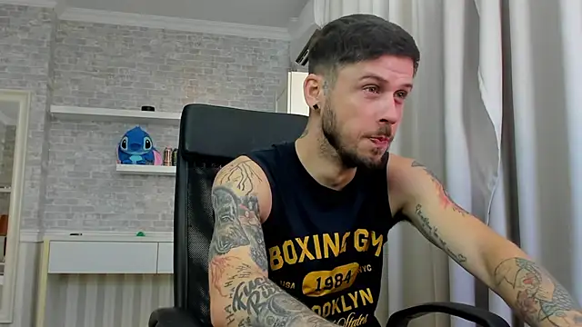 JonahShaw Adlı Modelin Canlı XXX Sohbeti