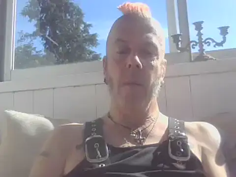 Chatroom XXX en direct de SHARPSkinhead