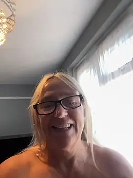 Blondnboujee53's Live XXX Chat