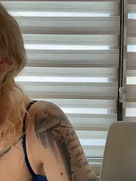 Chat +18 de AngieShae ao vivo