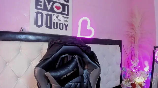Chat +18 de Julieth_Caandy ao vivo