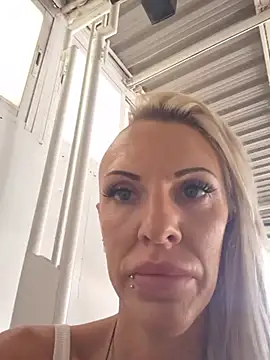 แชท XXX สดของ UK_Tall_Barbie_Slut