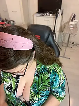 צ'אט XXX בשידור חי של DienkaGreen