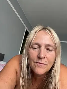 Blondnboujee53 Live XXX-Chat