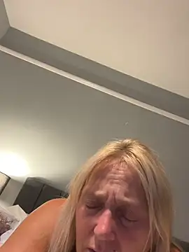 Blondnboujee53's Live XXX Chat