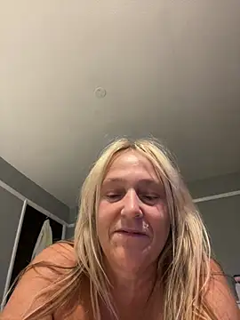 Blondnboujee53のライブXXXチャット