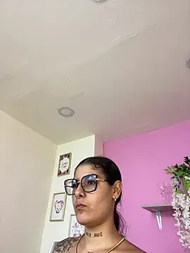Chat +18 de LauraRaider ao vivo