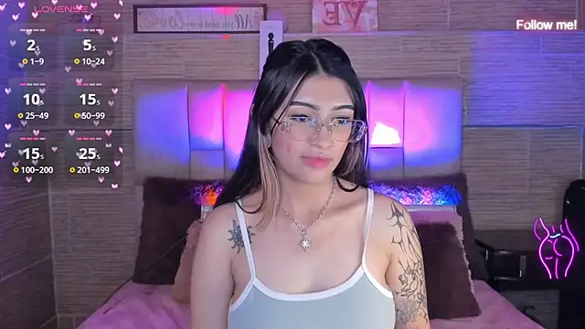 צ'אט XXX בשידור חי של mia_devine_