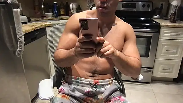 BigGuyMuscle élő XXX-chatje