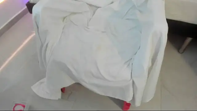 litle_slut Adlı Modelin Canlı XXX Sohbeti