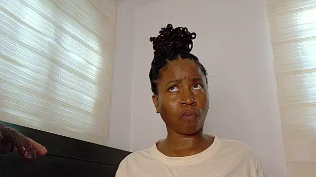 צ'אט XXX בשידור חי של MistreesMay18