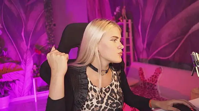 دردشة KattyWilde الجنسية المباشرة