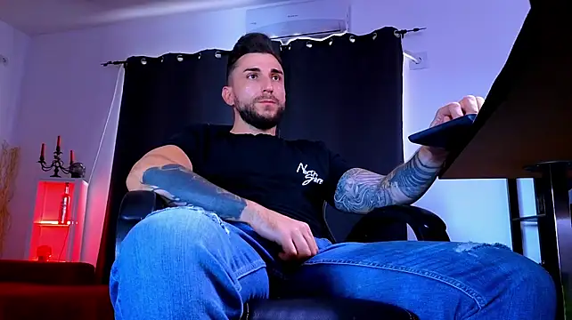MightyAaron66 live XXX chat