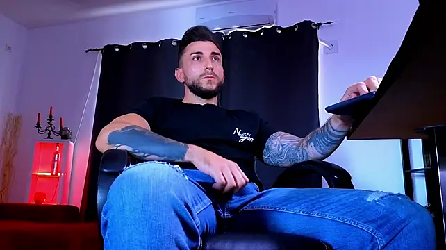 MightyAaron66 live XXX chat