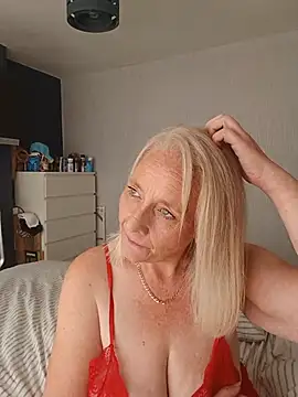 BellaUkCurvy's Live XXX Chat