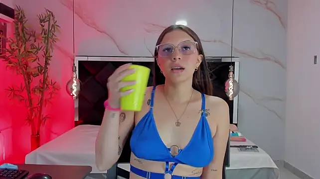 Chat +18 de AngelaaCute_ ao vivo